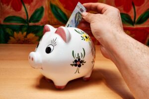 ドラッグストアのアプリを活用して節約しながら買い物する方法は？