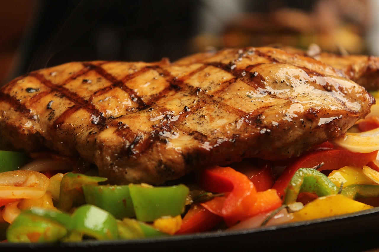 鶏むね肉を使った節約おかずの簡単レシピは？